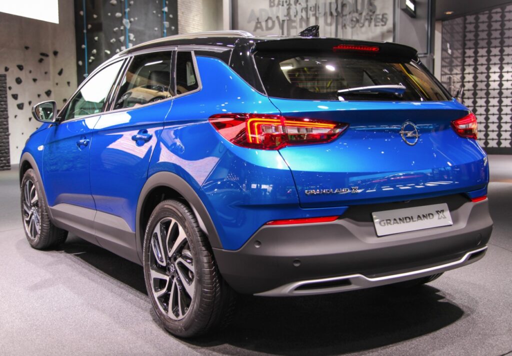 Yeni Opel Grandland Elektrik İnceleme: 700 km Menzilli Elektrikli SUV Yeni Opel Grandland Elektrik, otomobil pazarında büyük bir heyecan yaratmaya devam ediyor. Elektrikli araç pazarına iddialı bir giriş yapan bu model, sunduğu yüksek teknoloji ve 700 km menzil gibi etkileyici özellikleri ile dikkatleri üzerine çekiyor. Opel, bu yeni elektrikli SUV ile çevre dostu ulaşımı desteklerken, aynı zamanda sürücülere güçlü bir performans ve konfor sunmayı vaat ediyor. Rekabetçi fiyatı ile dikkat çeken Grandland Elektrik, rakiplerine meydan okuyor ve bu alandaki önemli oyunculardan biri olma yolunda ilerliyor. Dış Tasarım ve Estetik Özellikler Yeni Opel Grandland Elektrik dış tasarımıyla modern ve şık bir görünüm sunuyor. Aracın ön kısmında yer alan 3D Vizör ve aydınlatmalı Opel logosu, ona futuristik bir hava katıyor. Bu tasarım öğeleri, aracın gelişmiş teknolojisini ve çağdaş estetiğini simgeliyor. Arka tarafta ise aydınlatmalı OPEL yazısı ve bagaj kapağına işlenmiş marka adı, sade ve zarif bir duruş sergiliyor. Ayrıca, 20 inç alaşım jantlar araca dinamizm katarken, tasarımın şıklığını tamamlıyor. Grandland, ileri aydınlatma teknolojisi ile de ön plana çıkıyor. Intelli-Lux Pixel Matrix HD LED farlar, 50 binden fazla LED hücresinden oluşarak gece sürüşlerinde mükemmel bir görüş sağlıyor. Bu farlar, karşıdan gelen sürücülerin gözünü almadan yolu aydınlatabiliyor, böylece güvenli sürüşü destekliyor. Farların, aracın hoş geldiniz ve güle güle animasyonları gibi eğlenceli özellikleri de sürücülere görsel bir zevk sunuyor. İç Mekan ve Konforlu Sürüş Deneyimi Yeni Opel Grandland Elektrik iç mekanında, modern tasarımı ve konforu ön planda tutuyor. Yatay tasarım teması ve sürücü odaklı kokpit ile aracın iç mekanı, teknolojik bir atmosfer yaratıyor. 16 inçlik merkezi ekran, kullanıcı dostu arayüzüyle sürücülerin tüm araç fonksiyonlarına kolayca erişebilmesini sağlıyor. AGR sertifikalı ergonomik koltuklar, uzun yolculuklarda bile yüksek konfor sunarken, koltuk başlıkları ve yan destek ayarları sürücü ve yolcunun kişisel tercihlerine göre ayarlanabiliyor. Ayrıca, sürücü koltuğu havalandırma ve masaj özellikleriyle ekstra rahatlık sunuyor. Arka koltuktaki yolcular için diz mesafesi ise önceki modele göre 20 mm artırılmış, böylece uzun yolculuklar daha konforlu hale geliyor. Yeni Opel Grandland Elektrik, çevreye duyarlı yaklaşımıyla da dikkat çekiyor. İç mekanında kullanılan tüm kumaşlar, yüzde 100 geri dönüştürülmüş malzemelerden üretilmiş. Bu, çevre dostu otomobil tasarımının önemli bir örneğidir. Ayrıca, aracın iç mekanında bulunan Pixel Box gibi akıllı saklama çözümleri, kablosuz şarj imkanı sunarak hem kullanışlılık sağlıyor hem de modern bir görünüm katıyor. Teknik Özellikler ve Performans Opel Grandland Elektrik, STLA Medium platformu üzerine inşa edilmiş ve 98 kWh kapasitesindeki bataryası sayesinde 700 kilometre menzil sunuyor (WLTP). Hızlı şarj özelliğiyle, bataryanın yüzde 80’i sadece 26 dakikada doldurulabiliyor. Bu, uzun yolculuklar için büyük bir avantaj sağlıyor ve elektrikli araç kullanıcılarına pratiklik sunuyor. Sürüş deneyimi açısından da Grandland Elektrik, frekans seçimli sönümleme teknolojisiyle donatılmış süspansiyon sistemiyle konforlu ve dinamik bir sürüş sunuyor. Aracın ileri sürüş destek sistemleri arasında adaptif hız sabitleyici, trafik işareti tanıma, şerit takip asistanı ve otomatik park asistanı gibi özellikler yer alıyor. Bu teknolojiler, sürüş güvenliğini artırırken, kullanıcıya yenilikçi bir sürüş deneyimi sunuyor. Çeşitli Motor Seçenekleri ve Menzil Seçenekleri Yeni Opel Grandland Elektrik, tamamen elektrikli versiyonunun yanı sıra 48V Mild Hybrid ve Plug-in Hybrid seçenekleriyle de satışa sunulacak. Grandland Plug-in Hybrid, yaklaşık 85 km menzil sunarak, elektrikli sürüş keyfini emisyonsuz şekilde yaşamanıza olanak tanıyor. 48V Mild-Hybrid teknolojisine sahip versiyon ise, sürüş keyfini üst seviyeye taşırken, yakıt tüketimi ve karbon emisyonunu sınırlıyor. Bu çeşitlilik, farklı kullanıcı ihtiyaçlarına hitap ediyor ve geniş bir müşteri kitlesi için cazip hale getiriyor. Yeni Opel Grandland Elektrik Teknik Özellikleri Özellik Yeni Opel Grandland Elektrik Motor Elektrikli Platform STLA Medium Batarya Kapasitesi 98 kWh Maksimum Menzil (WLTP) 700 km Hızlı Şarj Süresi (%0-80) 26 dakika Süspansiyon Frekans Seçimli Sönümleme Farlar Intelli-Lux Pixel Matrix HD LED İç Mekan AGR Sertifikalı Ergonomik Koltuklar Bagaj Hacmi 1641 L (koltuklar katlı) Diğer Özellikler Adaptif Hız Sabitleyici, Trafik İşareti Tanıma, Şerit Takip Asistanı, Otomatik Park Asistanı, Kablosuz Şarj Sonuç: Yeni Opel Grandland Elektrik ile Geleceğe Yolculuk Yeni Opel Grandland Elektrik, sunduğu yüksek teknoloji, çevre dostu malzemeler ve güçlü performansıyla elektrikli SUV segmentine yeni bir soluk getiriyor. 700 km menzil, hızlı şarj özellikleri ve modern iç mekan tasarımı ile sürücülerine rahatlık ve pratiklik sunuyor. Grandland Elektrik, sadece çevre dostu bir seçenek olmakla kalmıyor, aynı zamanda konfor, güvenlik ve teknoloji açısından da oyun değiştiren bir araç olarak karşımıza çıkıyor.