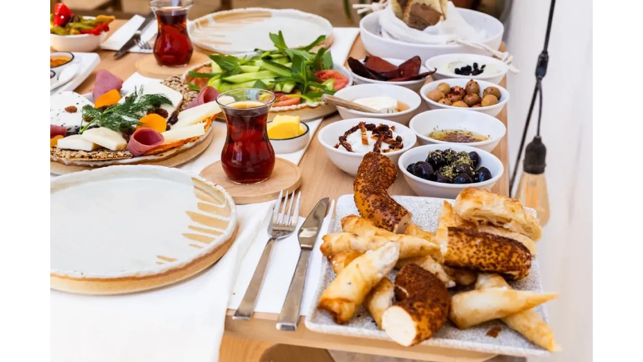 Sığacık Serpme Kahvaltı Neden Yerel Üretime Dayanır?